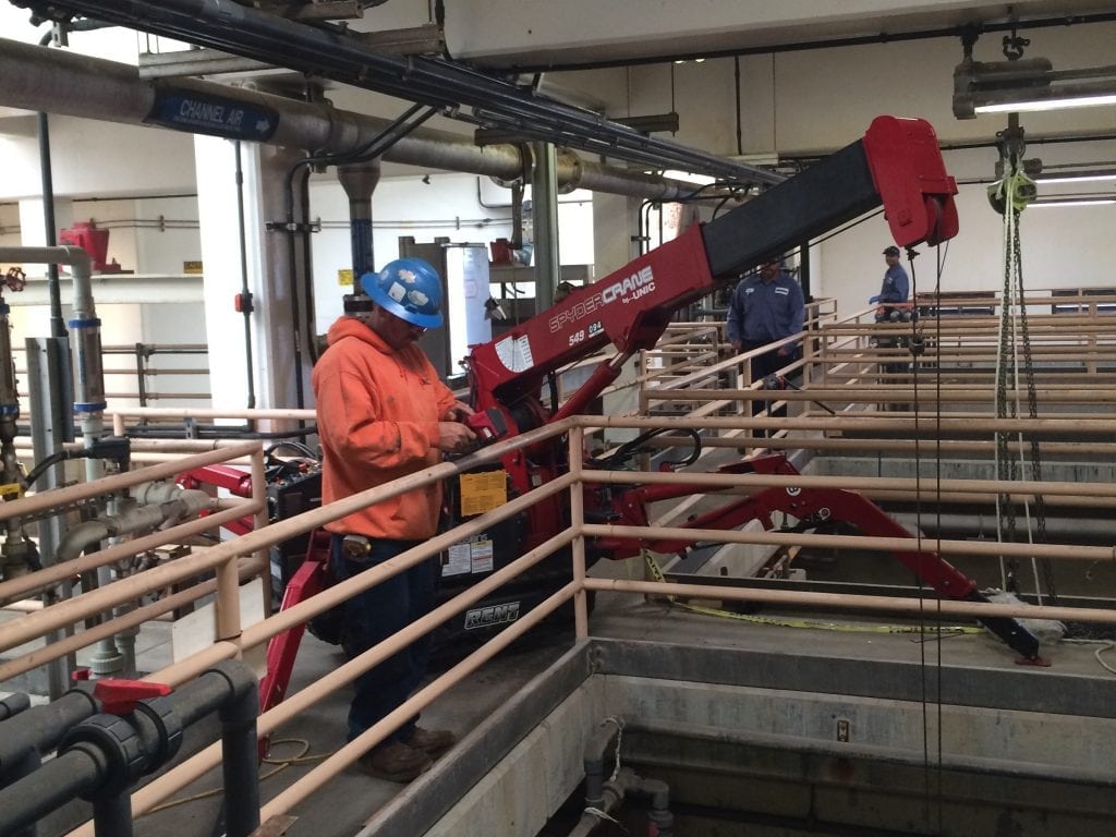 SPYDERCRANE&reg; 094 mini crane on a jobsite